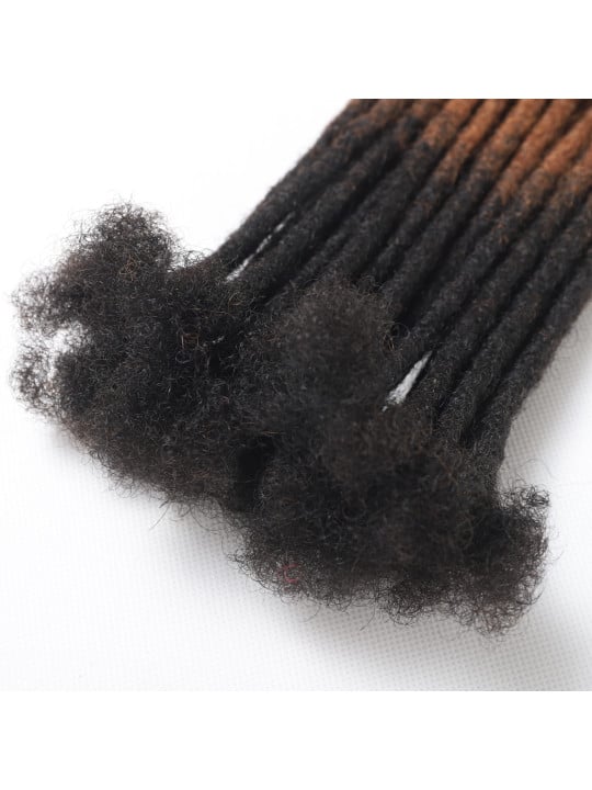 Vue rapprochée des dreadlocks ombré 1B/30 faites à la main