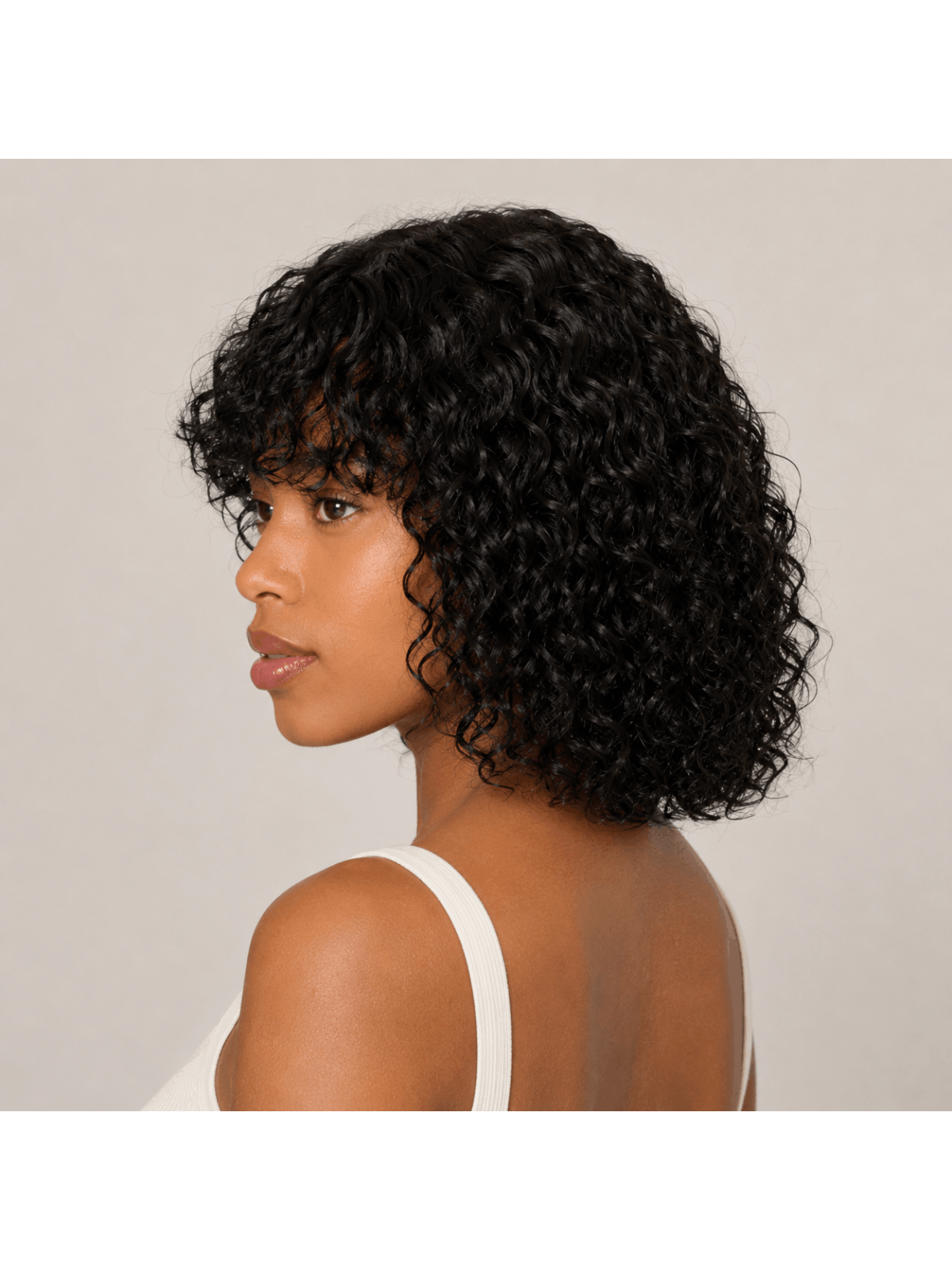 Vue de profil de la perruque courte Water Wave Noir Naturel, prête à porter sans colle ni lace à découper.