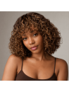 Perruque courte Water Wave sans colle en couleur P4/27 miel, vue de face avec reflets lumineux et boucles naturelles.