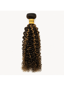 Tissage Kinky Curly P4/27 en cheveux naturels, mélange châtain N°4 et blond doré N°27 avec boucles définies et volume naturel.
