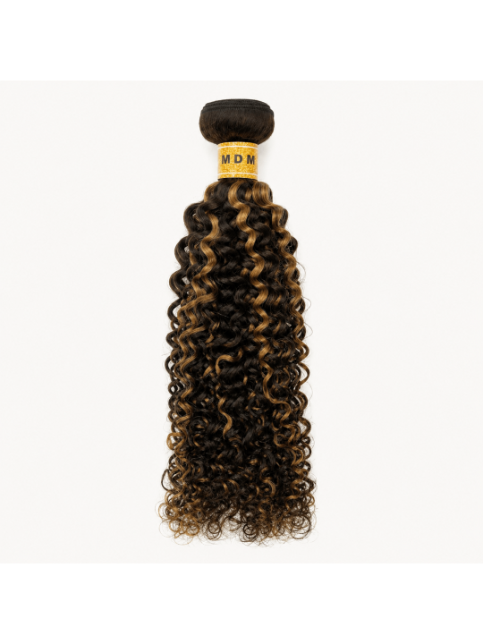 Tissage Kinky Curly P4/27 en cheveux naturels, mélange châtain N°4 et blond doré N°27 avec boucles définies et volume naturel.