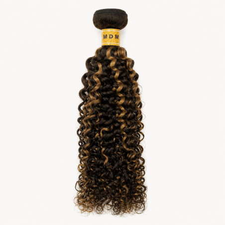 Tissage Kinky Curly P4/27 en cheveux naturels, mélange châtain N°4 et blond doré N°27 avec boucles définies et volume naturel.