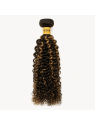 Tissage Kinky Curly P4/27 en cheveux naturels, mélange châtain N°4 et blond doré N°27 avec boucles définies et volume naturel.