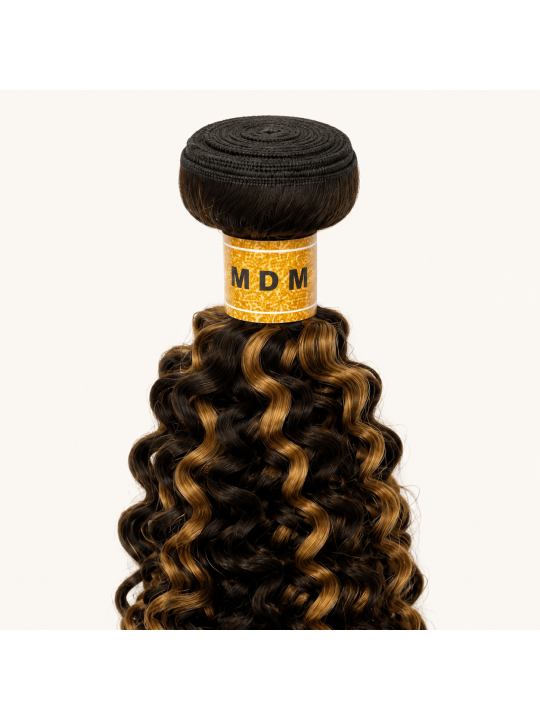 Détail de la bande tissée du tissage Kinky Curly P4/27 en cheveux naturels, avec finition soignée et mèches châtain blond doré.