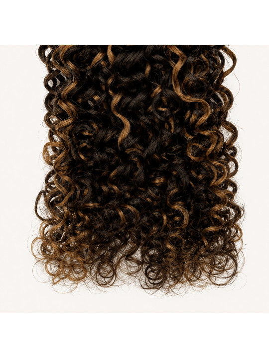 Détail des boucles et des pointes du tissage Kinky Curly P4/27, texture bouclée dense avec reflets blond doré N°27.