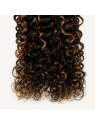Détail des boucles et des pointes du tissage Kinky Curly P4/27, texture bouclée dense avec reflets blond doré N°27.