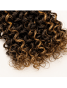 Gros plan sur la texture Kinky Curly P4/27 en cheveux naturels, mélange châtain N°4 et mèches blond doré N°27.