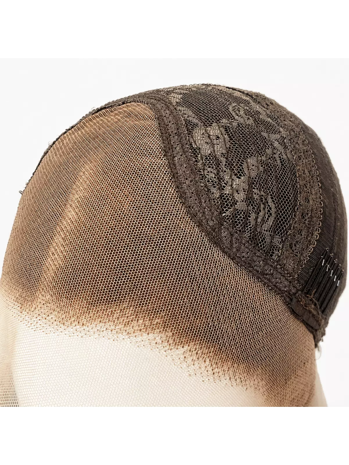 Détail de la lace d’une perruque chocolat avec raie naturelle et bonnet respirant pour un rendu discret et réaliste.