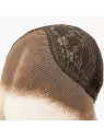 Détail de la lace d’une perruque chocolat avec raie naturelle et bonnet respirant pour un rendu discret et réaliste.