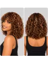 Vue de profil de la perruque curly avec frange en cheveux naturels