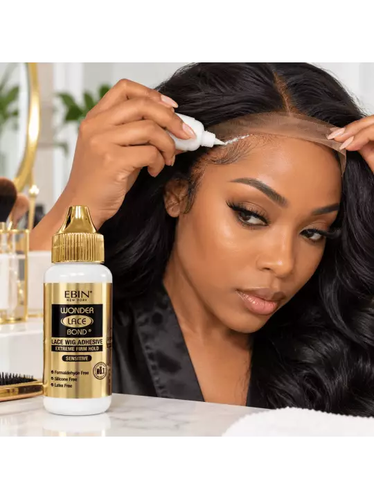 Application de la colle EBIN Wonder Lace Bond Sensitive sur le front avant la pose d'une lace wig.