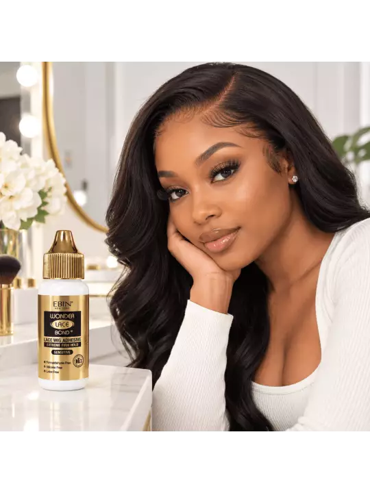 Résultat d'une lace wig posée avec la colle EBIN Sensitive, pour une finition naturelle et soignée.